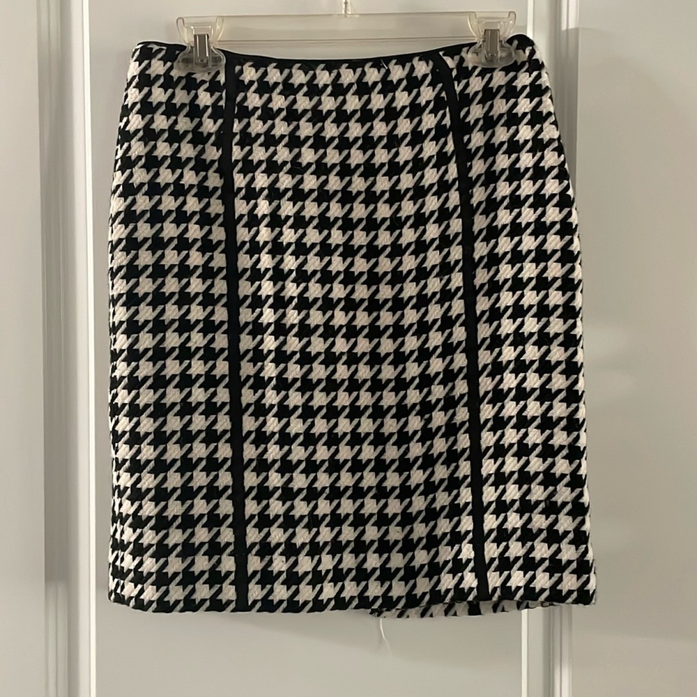 Size 4 White House Black Market Houndstooth lined skirt.